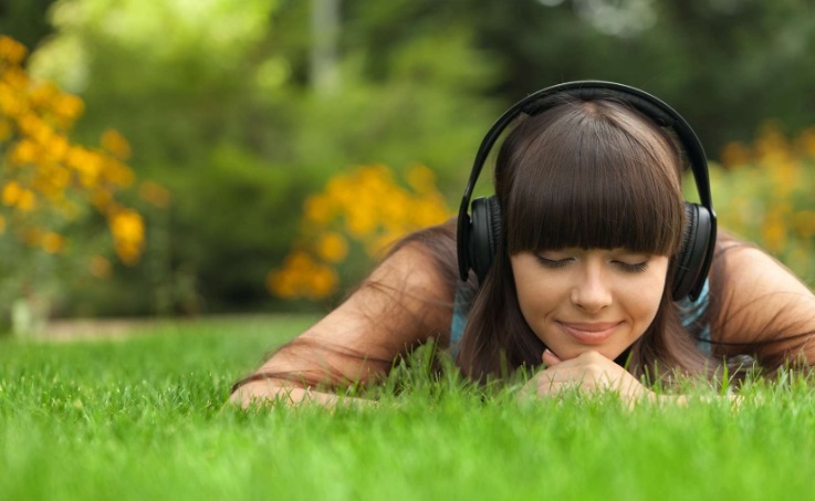 Femme qui écoute de la musique